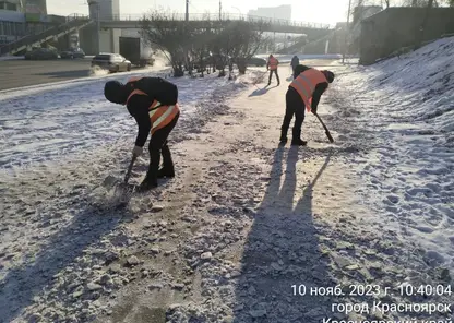 За сутки в Красноярске убрали 38 участков тротуаров и 235 участков дорог