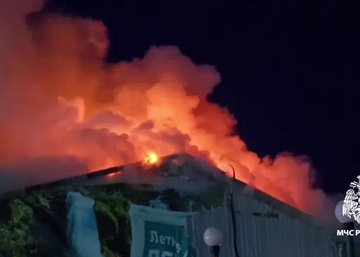 Крупный пожар потушили в бурятском кафе этой ночью (видео)