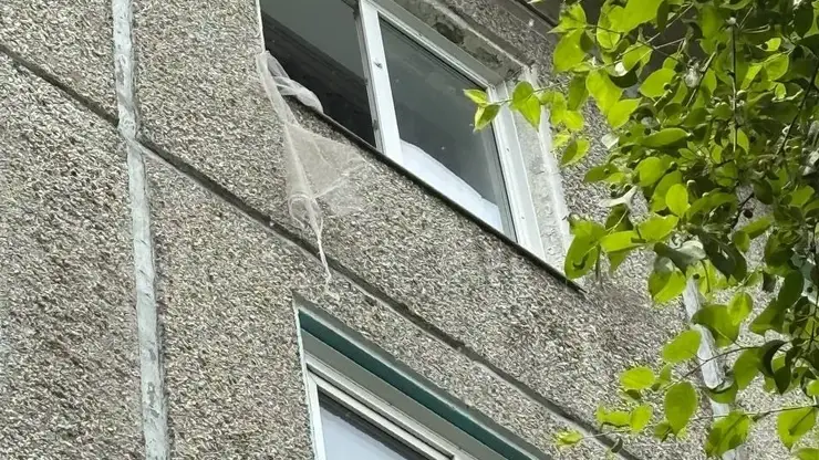 В Ачинске 4-летняя девочка выпала из окна пятиэтажки и погибла