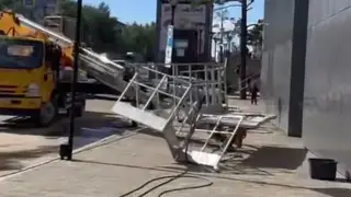 В Улан-Удэ рабочие сорвались с высоты 4-го этажа при мытье фасада ТЦ «People’s Park»