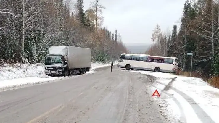 Автобус с пассажирами улетел в кювет под Красноярском