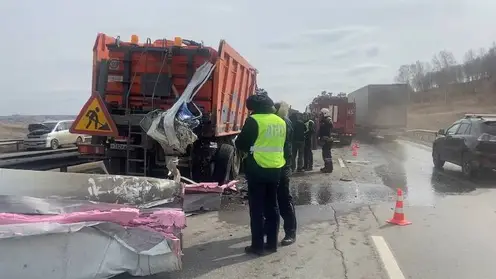 В Красноярске на трассе «Глубокий обход» грузовик упал на бок после двойного ДТП
