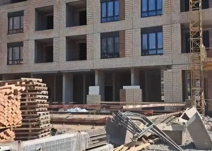 Упавший со строительного крана груз убил рабочего в Красноярске