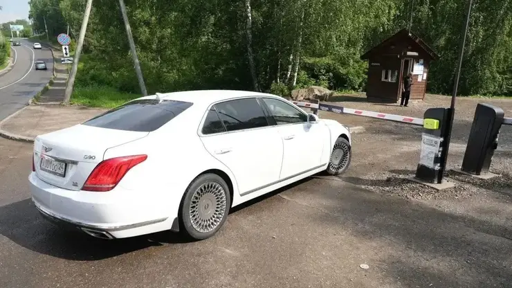 Шлагбаум у входа в нацпарк «Столбы» поставили снова после жалоб красноярцев на скопление машин