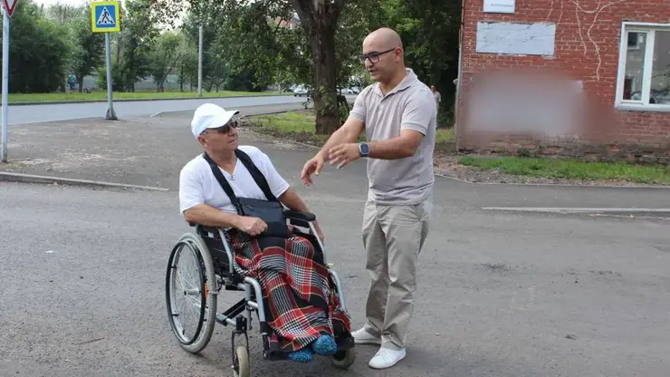 Доступность отремонтированных улиц в Красноярске проверили люди с ограниченными возможностями здоровья