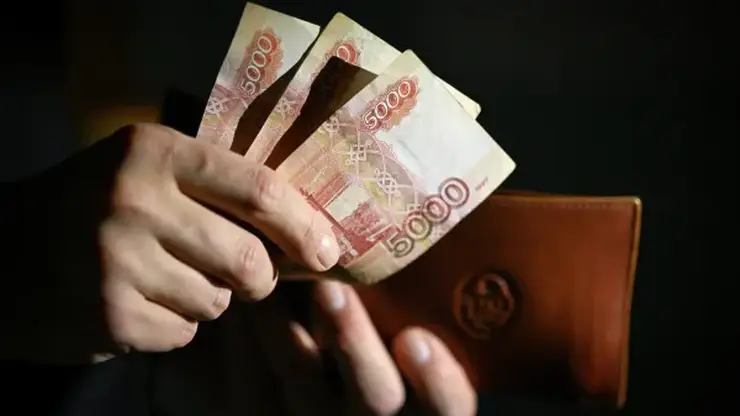 Названы регионы и отрасли — лидеры по зарплатам в России