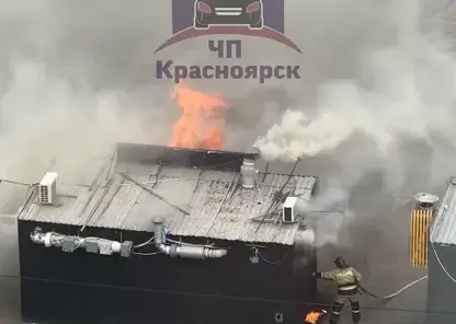 В Красноярске вспыхнула шаурмичная на парковке ТРК «КомсоМОЛЛ»