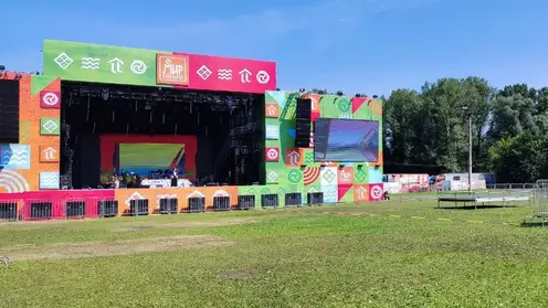 В Шушенском на фестивале «МИР Сибири» сегодня женятся 9 пар