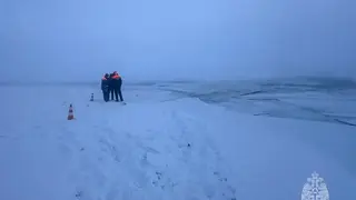 В Якутске автомобиль провалился под лед: два человека погибли