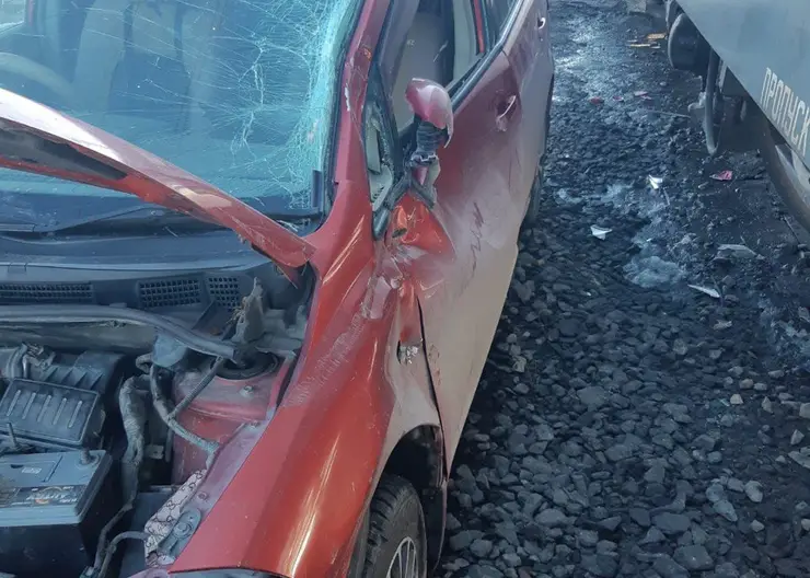 В Ачинске Nissan выехал на ж/д пути и попал под грузовой поезд