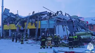 Крыша торгового центра обрушилась в Новосибирске под тяжестью снега