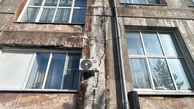 В Алтайском крае в педагогическом колледже обрушилась часть стены