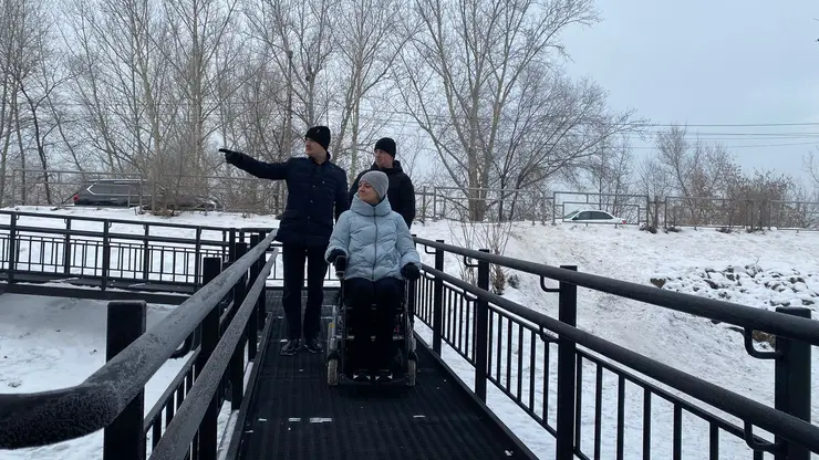 В Красноярске в сквере «Одесский» контролеры проверили отремонтированный пандус