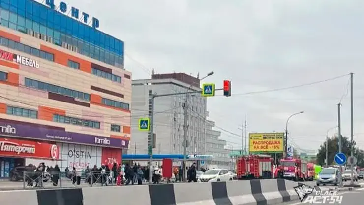 В Новосибирске загорелся крупный торговый центр «Горский»