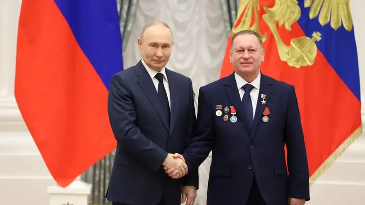 Владимир Путин вручил звезду Героя Труда норильчанину Александру Хохлачеву