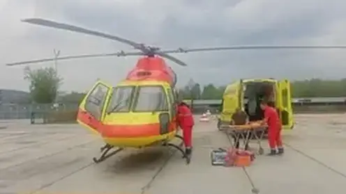 В Кузбассе вертолёт МЧС экстренно эвакуировал рабочего, рухнувшего с высоты шести метров в школе посёлка Теба