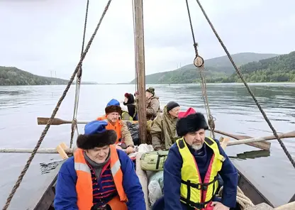 В Красноярске реконструкторы открыли новый сезон на струге «Такмак»