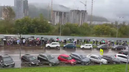 Ад на остановке: жители «Тихих Зорь» собрались в огромную очередь, чтобы уехать из района