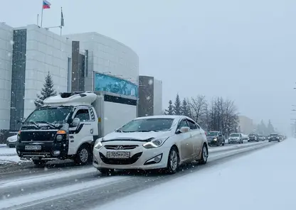 В Красноярске обстановка на дорогах осложнилась из-за снегопада