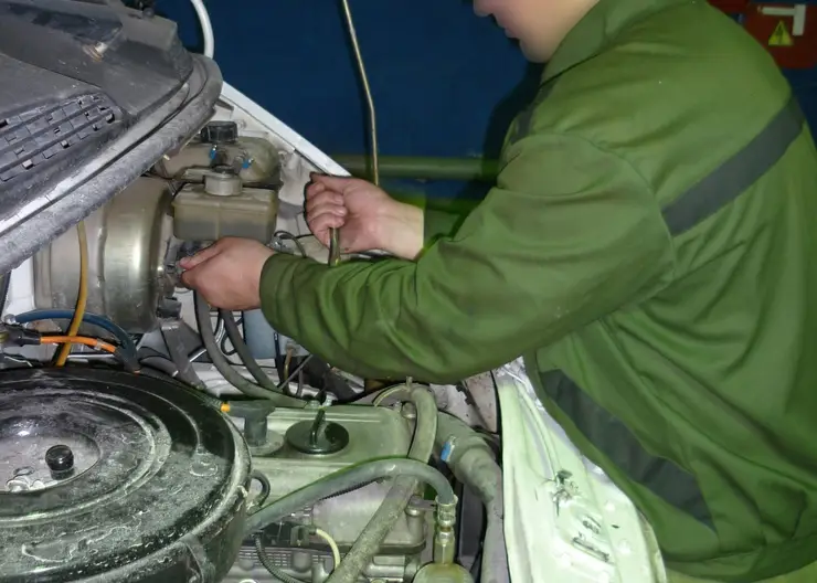 В Красноярске осуждённые отремонтируют автомобильную технику для спасателей