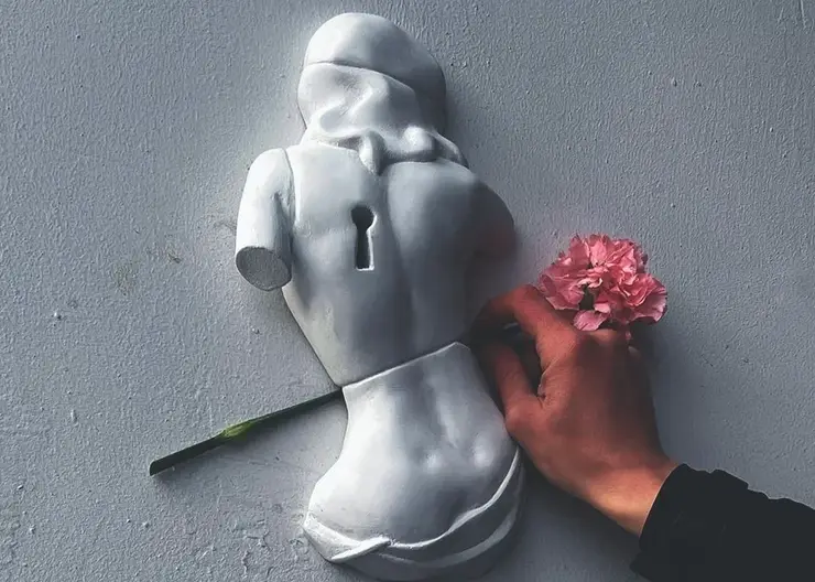 Омскому художнику грозит уголовное дело за горельеф о женской красоте, который он установил без разрешения