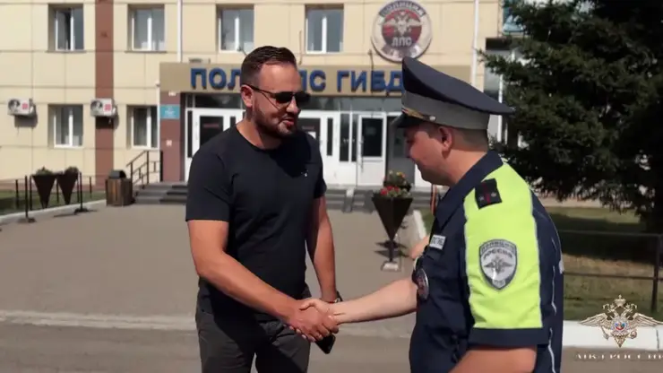 Не остались равнодушными: красноярские гаишники спасли жизнь ребенку с диабетом, который застрял в пробке