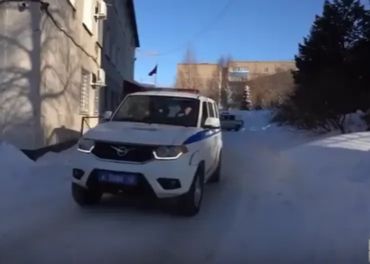 В Кемерове пассажиры с обрезом отняли у таксиста иномарку