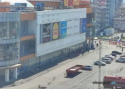 «Людей массово выгнали»: в Красноярске эвакуируют ТРЦ «Июнь»