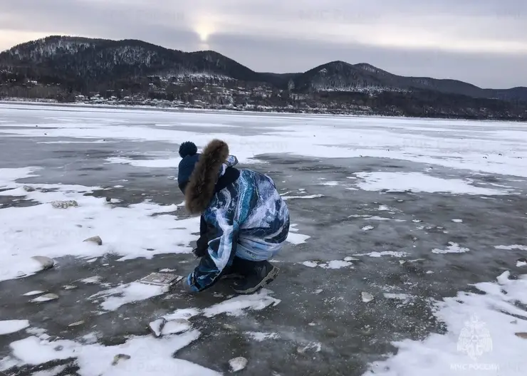 МЧС выпустила рекомендации о том что делать, если провалился под лед