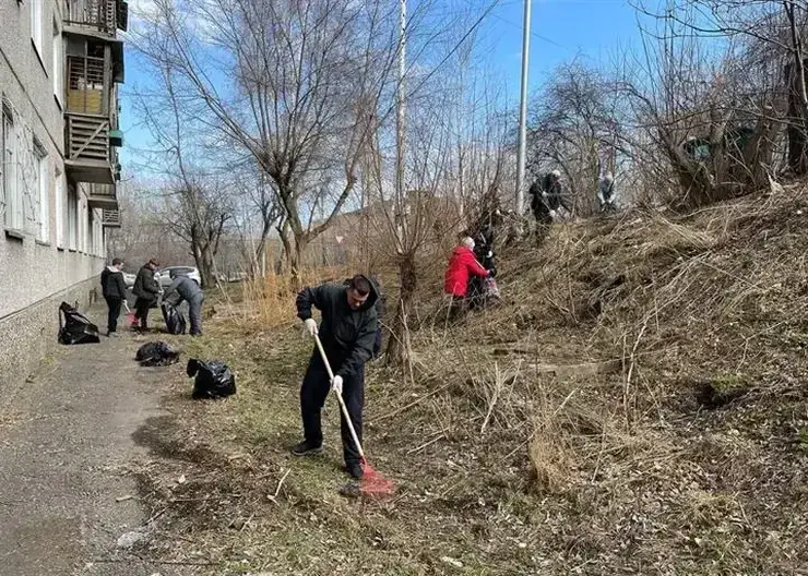 Шесть КАМАЗов мусора вывезли с Октябрьского района Красноярска