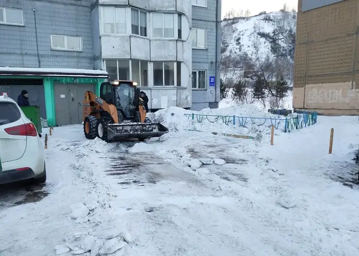 3923 двора убрали от снега за новогодние каникулы в Красноярске