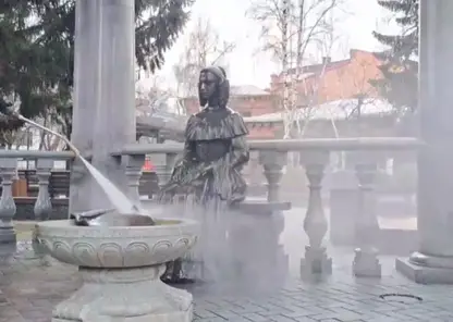 В Красноярске начали мыть памятники и скульптуры