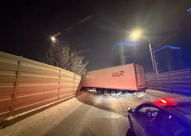 На Авиаторов в Красноярске образовалась огромная пробка из-за аварии с грузовиком