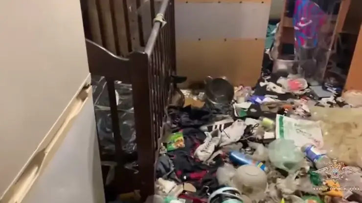 Красноярские полицейские спасли из захламленной квартиры трехлетнего истощенного ребенка