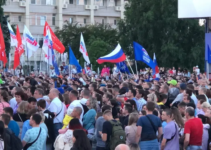 Больше 10 тысяч красноярцев пришли на митинг-концерт с участием группы "Любэ"