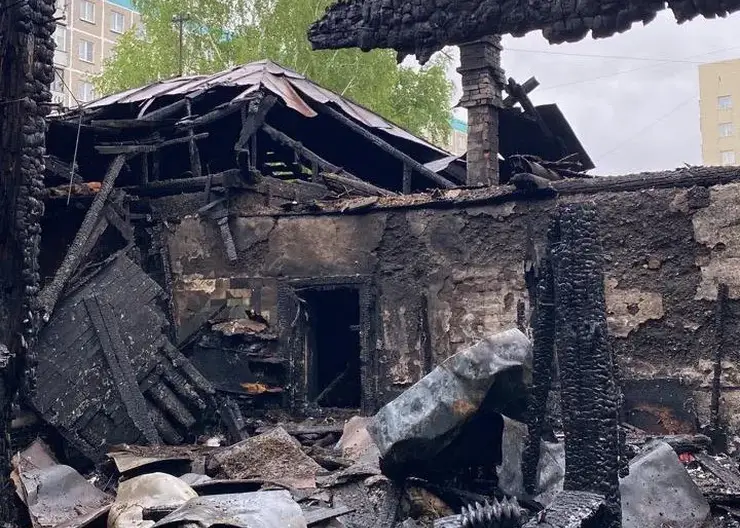 В Новосибирске сгорел частный дом, в нем нашли два трупа