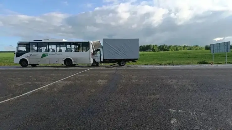 «Газель» и пассажирский автобус столкнулись на трассе в Красноярском крае: есть пострадавшие
