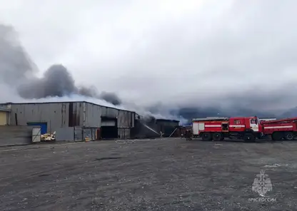 Тушение пожара на складе пиломатериалов в Норильске осложняется высокой горючей загрузкой и сильным ветром