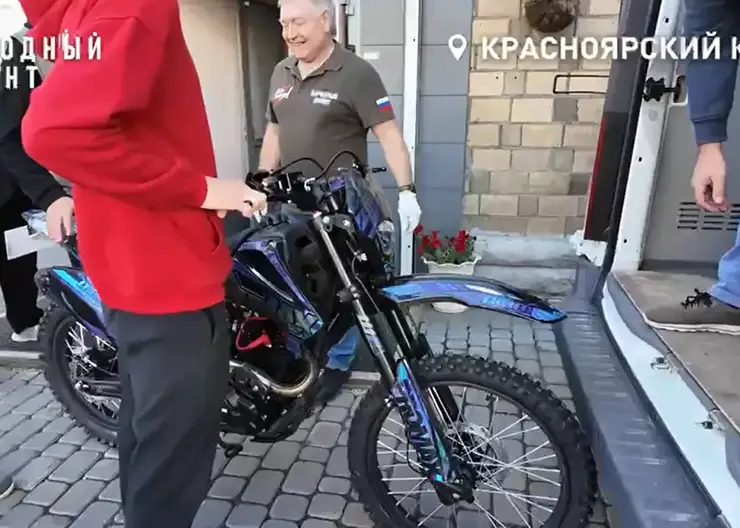 «По возрасту не подходим, но хоть чем-то надо помочь»: Директор красноярской строительной фирмы поддержал бойцов СВО