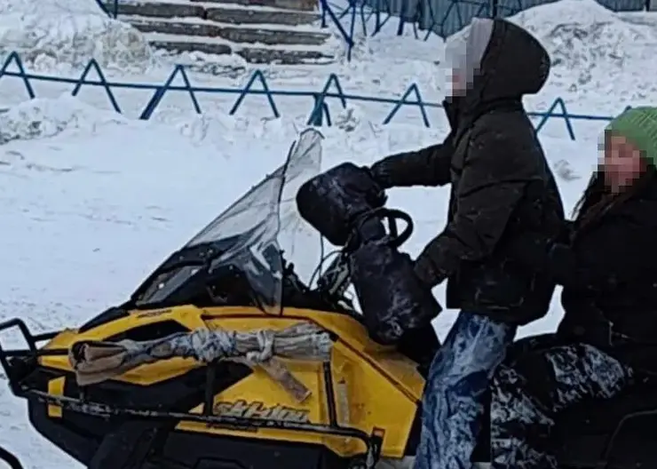 Две девушки перевернулись на снегоходе в Хатанге. Все живы (видео)
