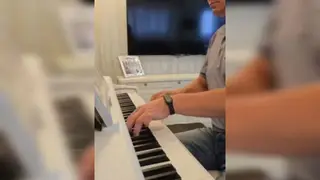 Депутат Госдумы от Красноярского края исполнил «Третье сентября» на фортепиано