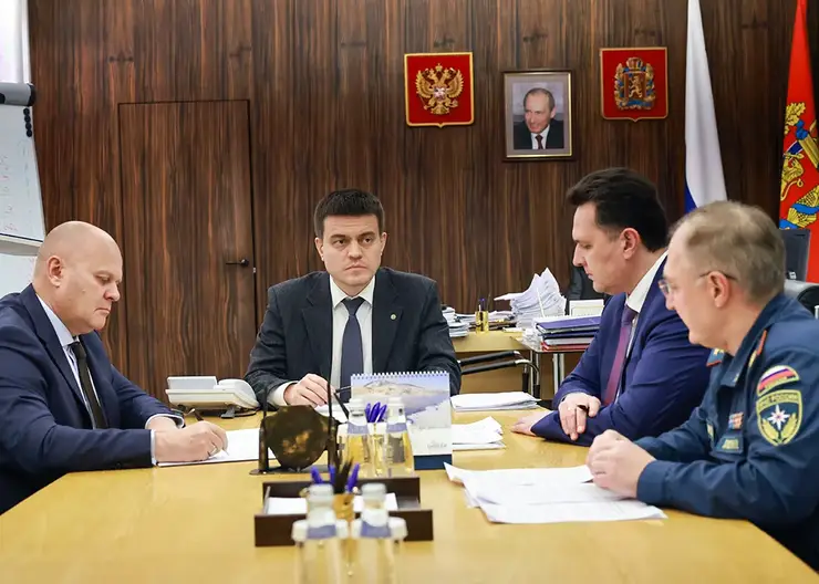 Губернатор Михаил Котюков поручил держать на постоянном контроле вопросы электроснабжения, освещения и отопления