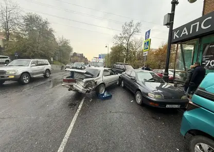 Во Владивостоке легковушка протаранила 13 машин: у нее заклинило педаль газа