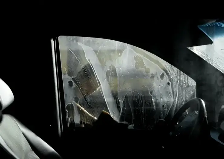 Работник красноярской автомойки украл кредитки клиента 58 тысяч рублей