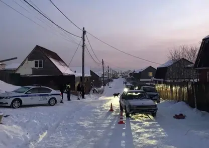 Девочка скатилась с горки и погибла под колёсами машины в Иркутской области