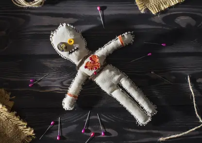 Шокирующая находка в Приморье: работники морга вшили в труп куклу вуду, чтобы провести обряд