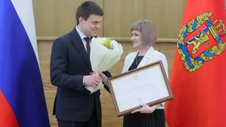 Губернатор Красноярского края вручил награды 33 жительницам региона накануне 8 Марта