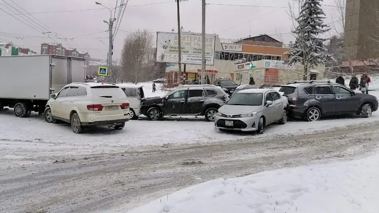 В Иркутске в аварию попали 12 автомобилей