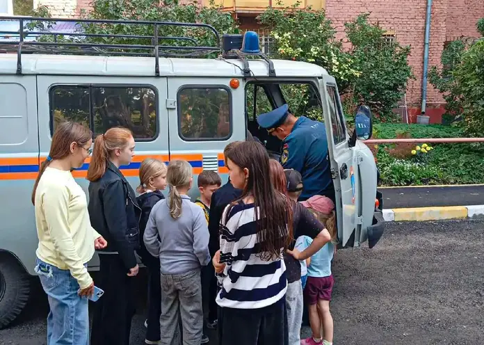 Залезшего на макушку высокого дерева мальчика спасли пожарные в Омске