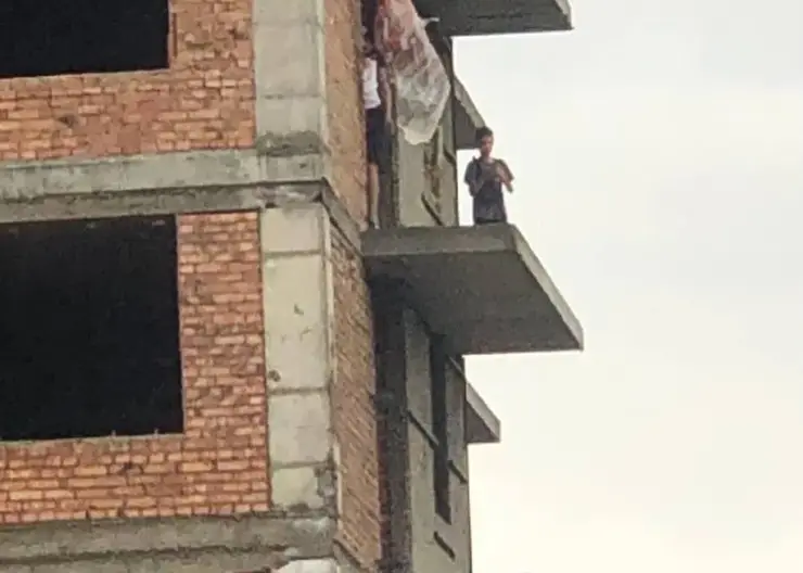 Полицейские проводят проверку по факту нахождения детей на стройке на ул. Норильской в Красноярске